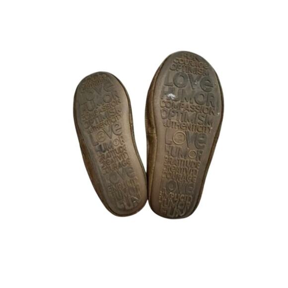 Life is Good brand soft light blue slippers - Picture 4 of 6